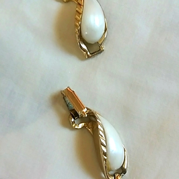 Vintage Gold & white necklace - Picture 3 of 8